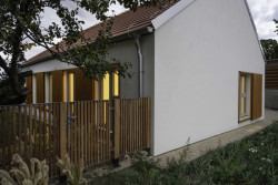 V malé vesnici na západě Slovensko stojí nově zrealizovaný dvojdům pro zdravotně a mentálně znevýhodněné navržený architekty z ateliéru A33