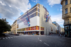 Vzorově obnovená fasádu, která vypadá téměř stejně jako v roce 1971 – až na ty motýly.