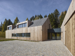 Lesovna poblíž Pacova od studia 20-20-ARCHITEKTI a VYŠEHRAD ateliéru