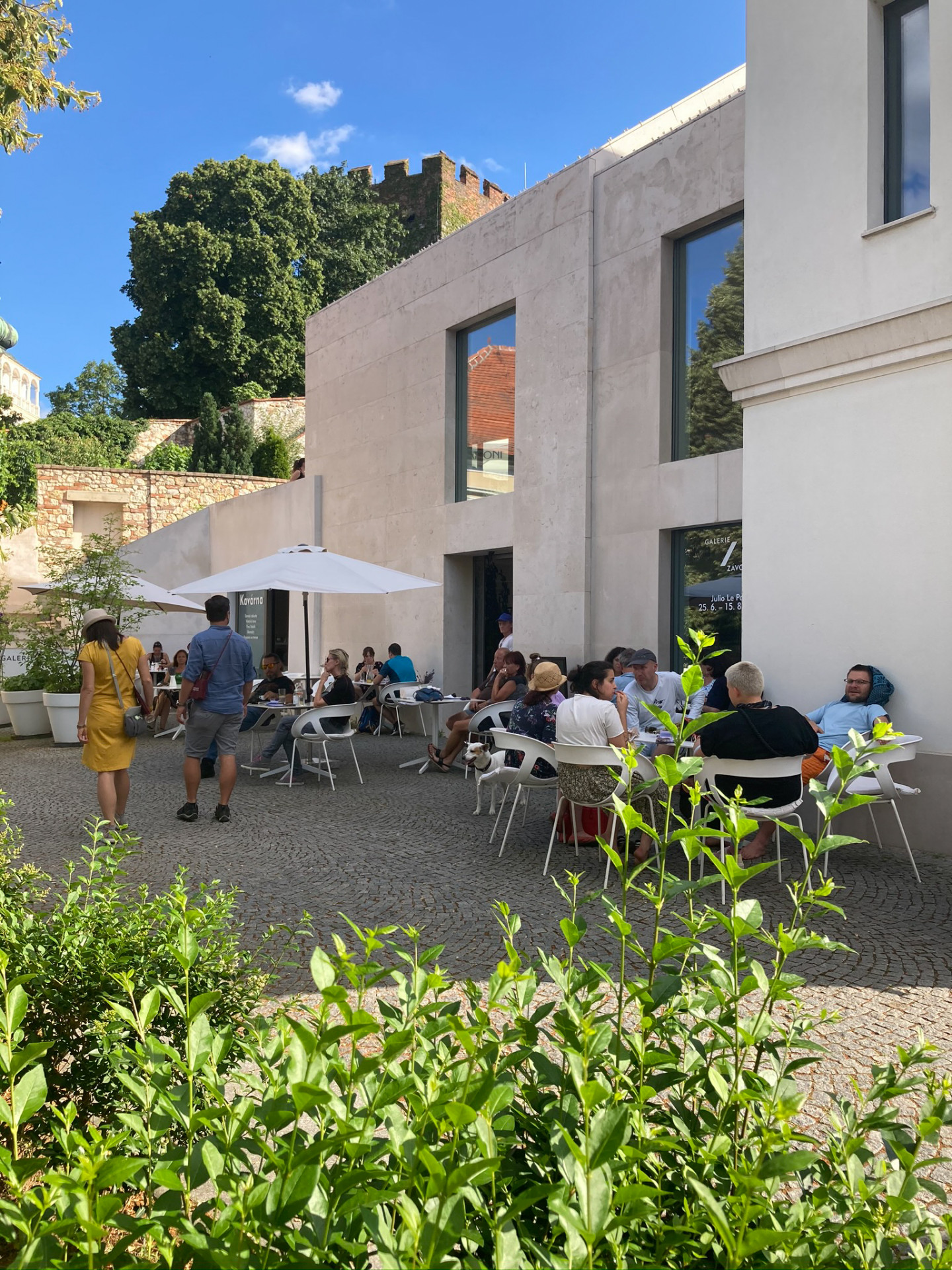 Živo(t) před Galerií Závodný, která zabírá celou jednu stranu náměstí. Foto: Klára Koldová
