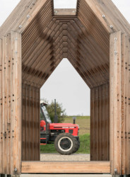 Pozemek leží blízko cyklotrasy vedoucí z Dolních Bojanovic do Starého Poddvorova. 