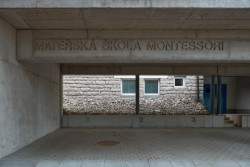Přístavba ke školce Montessori v Jablonci nad Nisou, Mjölk architekti: Pod terasou jsou krytá parkovací stání