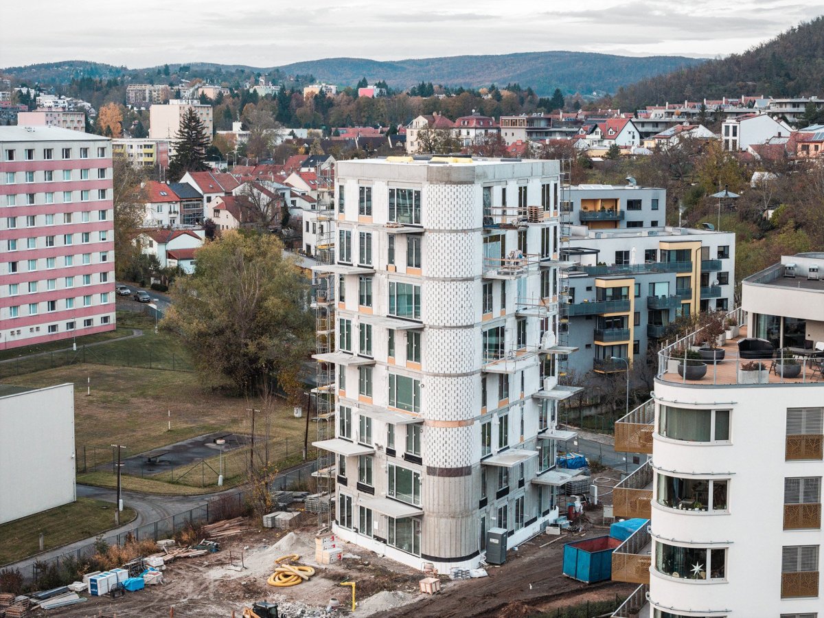 Tvar trojúhelníku umožňuje v maximální míře proslunění a osvětlení všech jednotek. 