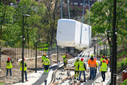 Z osazování nových vozů lanové dráhy na Petřín