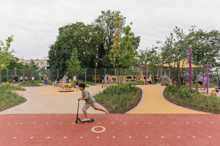 Prostor pro děti a dospělé je protkán různorodými herními prvky a kvalitním mobiliářem od společnosti mmcité.