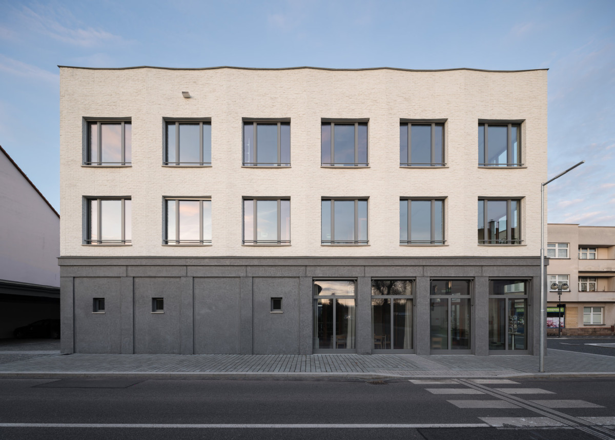 Plastická modelace fasády zvýrazňuje rytmus ploch a práci
s hloubkou bez nutnosti výrazných materiálových kontrastů. (Nová radnice s plastickou fasádou; re:architekti)