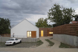 V malé vesnici na západě Slovensko stojí nově zrealizovaný dvojdům pro zdravotně a mentálně znevýhodněné navržený architekty z ateliéru A33