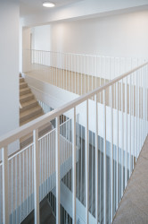 Pohled od interiéru - komunikační šachta (Bytový dům Nové Lauby v Ostravě, ateliér znamení čtyř - architekti)