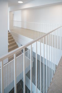 Pohled od interiéru - komunikační šachta (Bytový dům Nové Lauby v Ostravě, ateliér znamení čtyř - architekti)