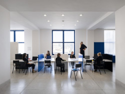 Můžete sem přijít také pracovat nebo se učit, nachází se tu také co-workingový stůl. (ATLAS, No Architects)