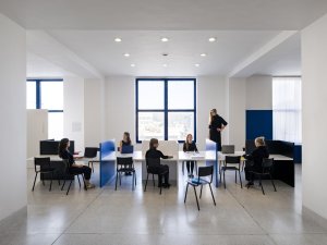 Můžete sem přijít také pracovat nebo se učit, nachází se tu také co-workingový stůl. (ATLAS, No Architects)