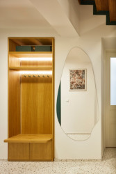 Součástí zadání bylo i zakomponování jejich sbírky umění a designu. (Byt na Novém Městě, Helena Ballošová)