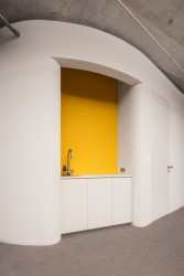 Interiér osmého podlaží Drnu od Studio acht a Vos Interieur