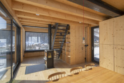 Obklady stěn i vybavení jsou provedeny ze smrkových biodesek,...