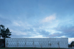 Parkovací dům od Zdeňka Fránka v Dolních Břežanech