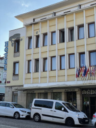 Hotel Mědínek, František Jeřábek a František Trmač, 1961–1967: Hotel má moderní skeletovou konstrukci a slunolamový rastr na severní straně