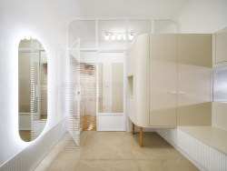 Vstupní hala byla temná, teď sem jde světlo z kuchyně. (Rekonstrukce bytu v Praze, No Architects)