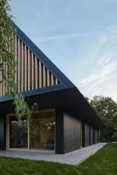 Dům v Říčanech, ateliér Hajný: Přesah střechy stíní jižní fasádu.