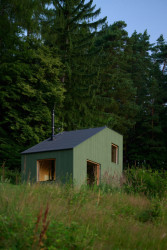 Fasáda evokuje maringotky a boudy, jaké známe z českých a moravských lesů. (Chata Bebech, JANSELF STUDIO)