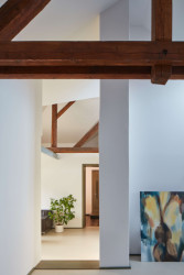 Rekonstrukce domu v Jindřichově Hradci od Matěje Šebka a Martina Petříka: Pohled do bytu v podkroví