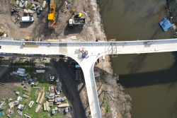 Tři sta metrů dlouhá lávka pro pěší a cyklisty, která spojí Holešovice s Karlínem, se otevře začátkem léta
