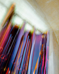 Restaurace Marie B, Olgoj Chorchoj: Anselm Reyle navrhl pro Marii B i růžovo-fialové extravagantní závěsy