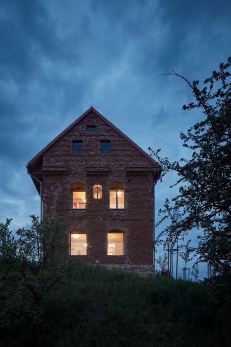 Dům v ruině, ORA/ Jan Hora, Barbora Hora, Jan Veisser