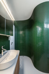 Zaoblení je jeden z elementů, které prostupují celým domem. (Interiér domu Ke Káčatům v Brně, studio AEIOU)