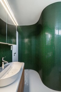 Zaoblení je jeden z elementů, které prostupují celým domem. (Interiér domu Ke Káčatům v Brně, studio AEIOU)