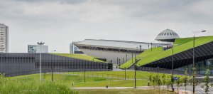 Mezinárodní kongresové centrum v Katovicích s arénou Spodek v pozadí