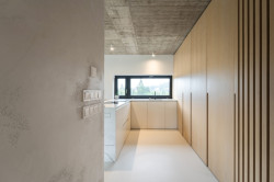 Vstup do hlavního obytného prostoru z chodby (Interiér rodinného domu v Popůvkách, Atel!er)