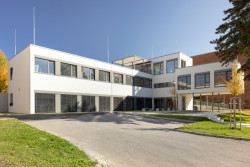 Škola má půdorys ve tvaru písmene L (ZŠ Jinotaj ve Zlíně)