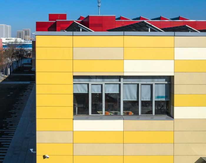 Mezinárodní škola v Tianjinu v Číně s fasádou z vláknocementových panelů Largo Swisspearl Planea a  Largo Swisspearl Carat.