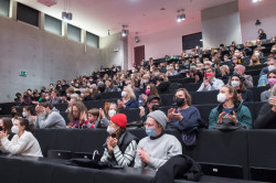 Premiéra filmu Trochu poučnej barák o budově Fakulty architektury ČVUT v Praze