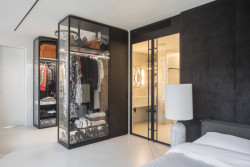 Byt v Karlíně s dveřním systémem od Dorsis