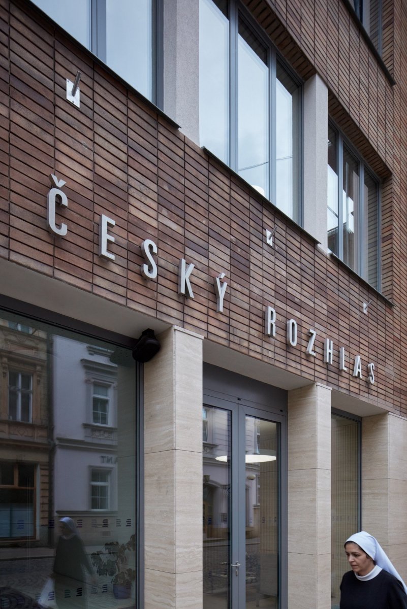Konverze domu nábytku na budovu Českého rozhlasu Olomouc podle návrhu studia Atelier 38