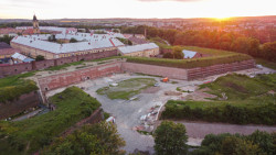 Cihelna v Lotyšsku vyrábí pro společnost Klinker Centrum tradiční fortifikační cihly dodnes. Používají se například při obnově pevnosti Josefov