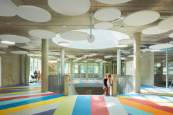 Závěsné kruhové akustické prvky pohlcují hluk z obou stran, zároveň odkazují na hvězdnou oblohu. (ZŠ bratří Fričů v Ondřejově; ATELIER 6)