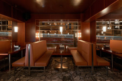 Posedíte si v polstrovaných „kójích“, které se nejvíce podílí na americké vizuální atmosféře celého podniku. Nabízí také míru soukromí v poměrně malém prostoru pro návštěvníky. (0,5 studio, Sandwich Rodeo)