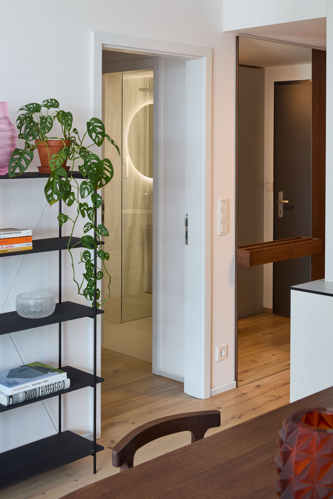 Pohled do hlavního obytného prostoru (Interiér bytu Karlín; PANIKHORN)