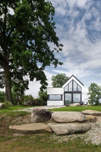 Boq architekti - Dům u rybníka: Stavba má bezprostřední kontakt s rybníkem