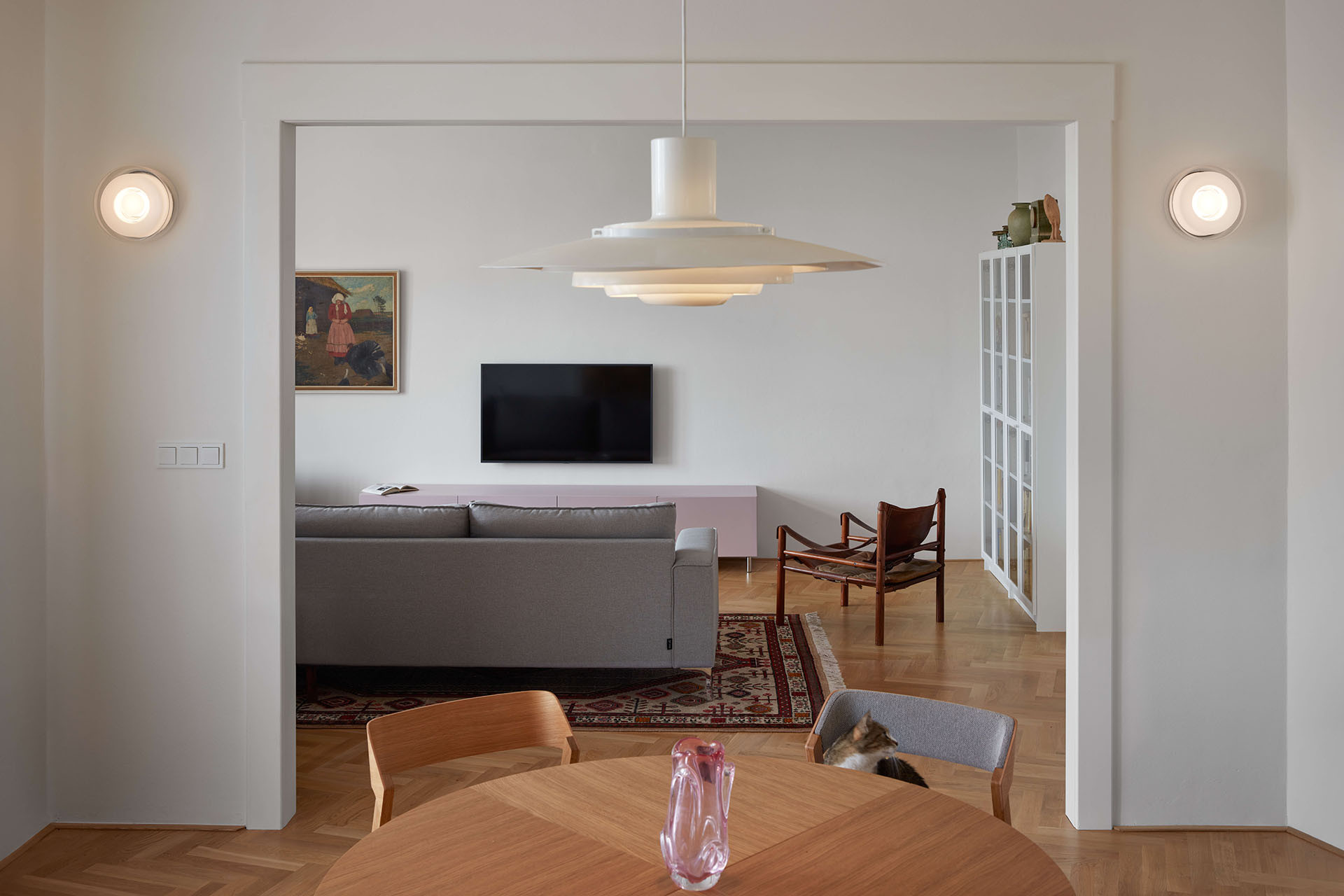 Jídelna je s obývacím pokojem propojená novým portálem. (Byt ve vile v Praze-Malvazinkách, Kateřina Hodková)