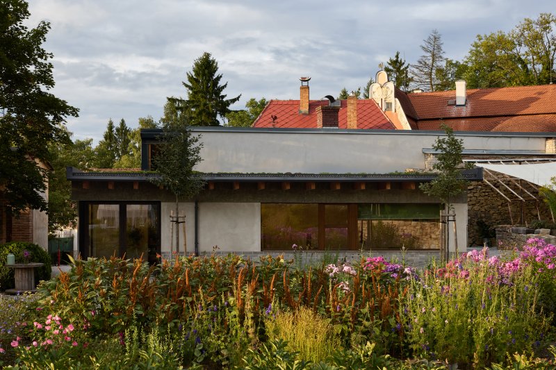 V nové stavbě sídlí Ateliér Za Mák a funguje v něm květinářství. (Krafferova zahrada v Jindřichově Hradci od matěj šebek architekti a Ateliér Za Mák)