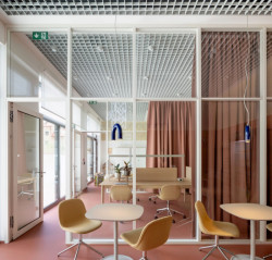 Technickými komponenty v podobě prosklených příček, mřížkového podhledu, bílé sanity a plošného osvětlení (Coworkingový prostor MIMAMI BY architects)