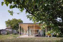 Rodinný dům od z pera architekta Tomáše Šeba a studia ROAR ve slovenské vesnici Palárikovo