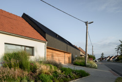 Rodinný dům v Polánce, CL3: Na fasádu kombinující černou stěrkovou omítku s dřevěným obložením navazuje černá falcovaná krytina