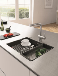 Fragranitový dřez KNG 110-52 v matné černé s doplňky (miska, přípravná deska, rolovací rošt) a celonerezová senzorová baterie FC 5523 ATLAS NEO SENSOR