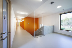 Ve společných prostorech našel uplatnění vinyl Sphera Energetic 50221 Linen. (Mateřská škola ve Fulneku od XTOPIX)