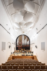 Koncertní síň Otakara Jeremiáše v kostele sv. Anny po rekonstrukci od studia A8000
