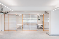 Základní kvalitou prostorů byla jejich otevřenost, navržené příčky jsou proto transparentní. (Ateliér v panelárně od A8000)